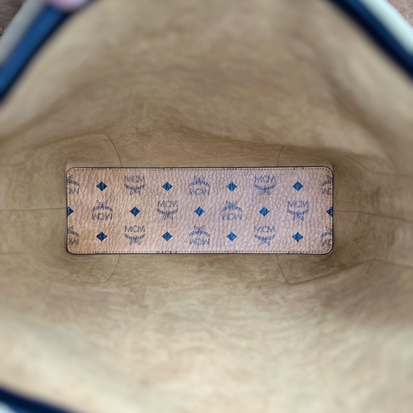 MCM Large Aren Hobo Bag in Embossed Monogram Leather - Picture 10 of 11